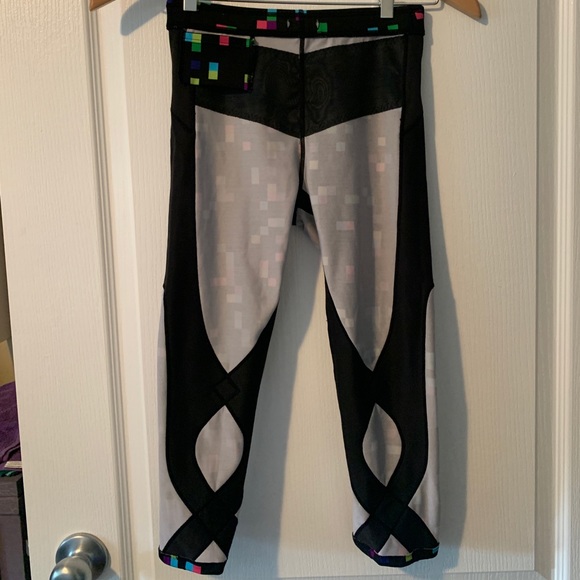 CW-X Compression Capris - Picture 8 of 10